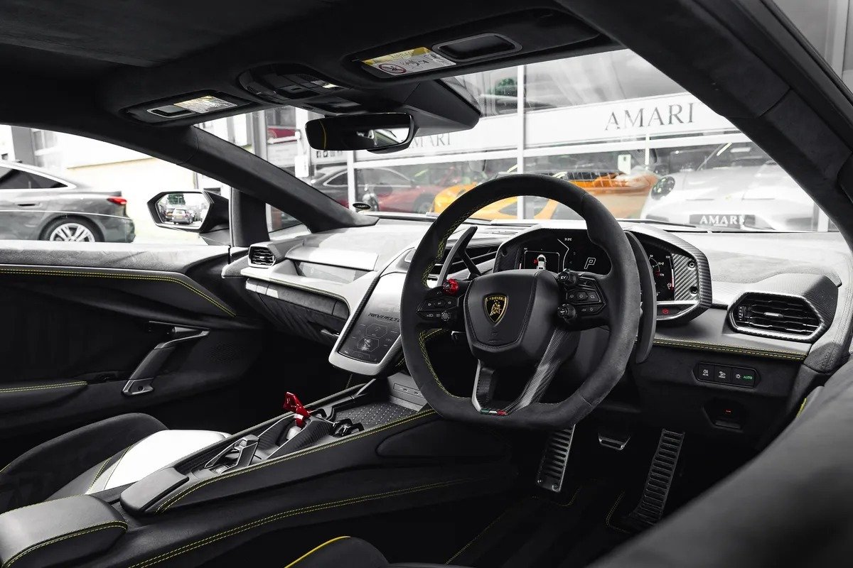 Lamborghini Revuelto